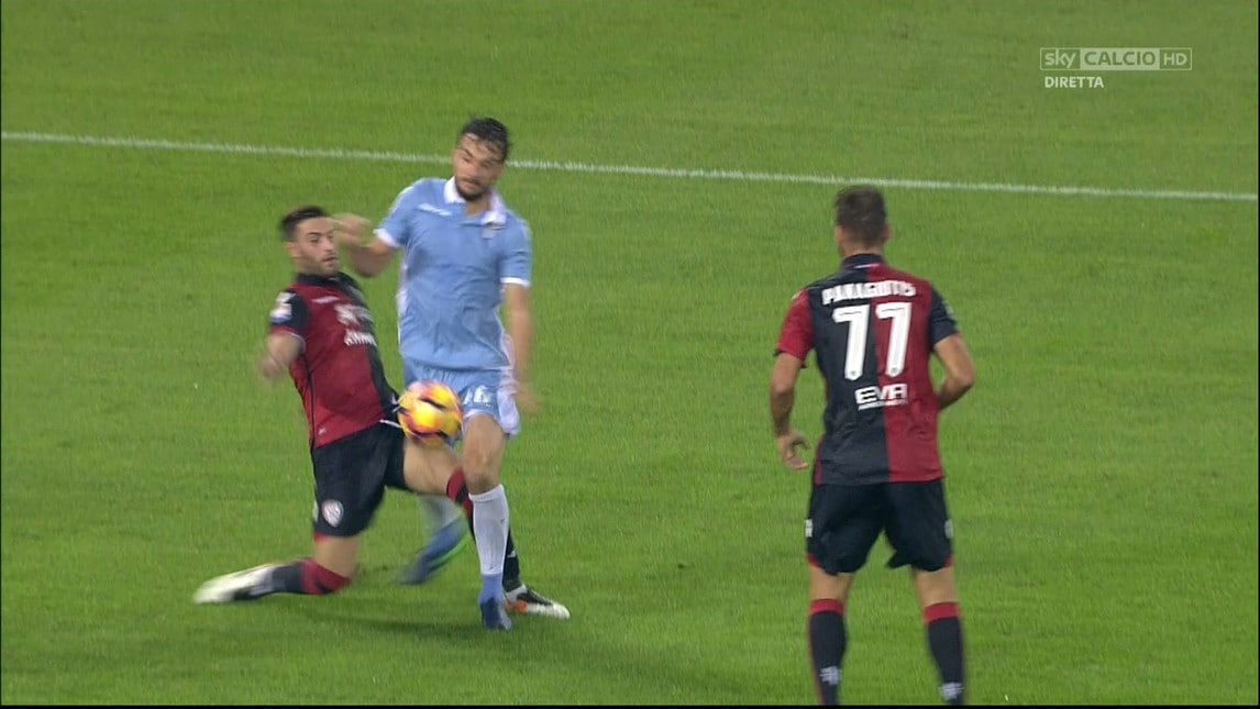 FOTO Lazio-Cagliari, il rigore non assegnato a Parolo