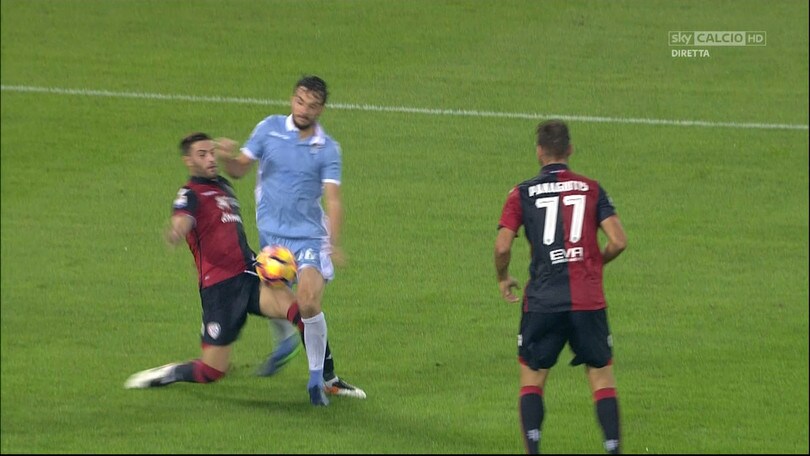 FOTO Lazio-Cagliari, il rigore non assegnato a Parolo