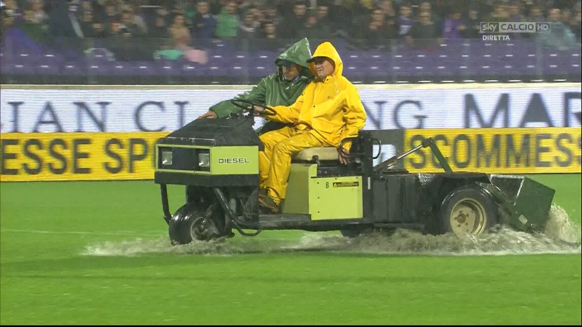 FOTO Fiorentina-Crotone, lame meccaniche per drenare il campo