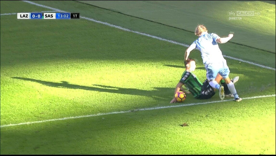 FOTO Lazio-Sassuolo, il fallo di mano di Peluso