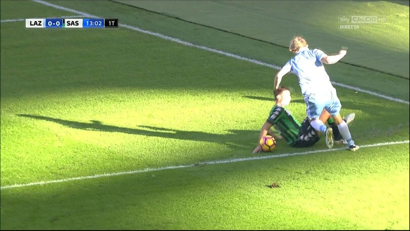 FOTO Lazio-Sassuolo, il fallo di mano di Peluso