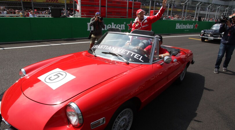 Formula 1, GP Messico: il giro d'onore di Vettel sull'Alfa Duetto