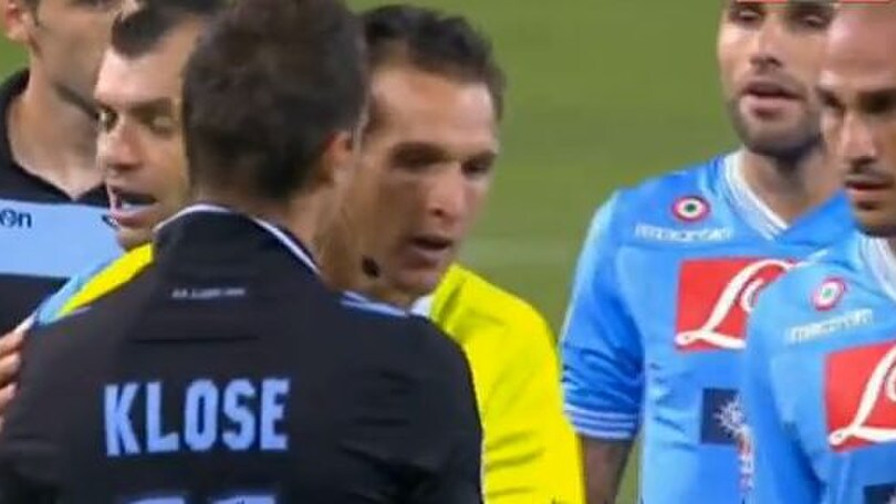FOTO Fair Play Klose, segna di mano e lo dice all'arbitro