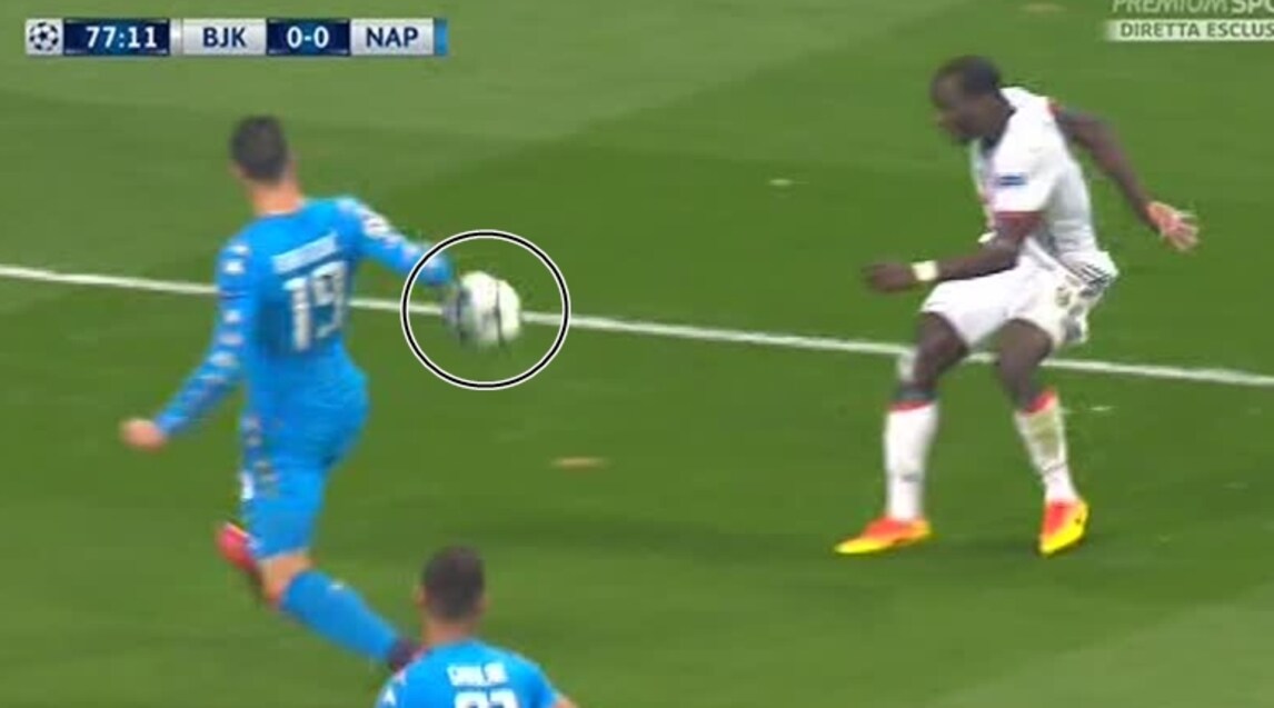 Champions League Napoli, ecco il fallo di mano di Maksimovic