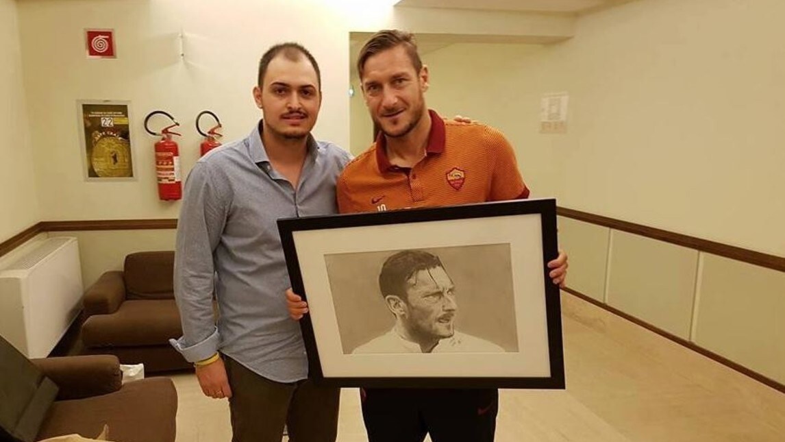 Totti stupito dal ritratto in regalo dall'artista napoletano