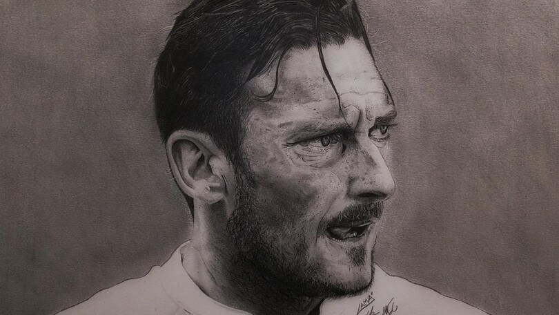 Totti affascinato dal suo ritratto, in regalo dall'artista napoletano