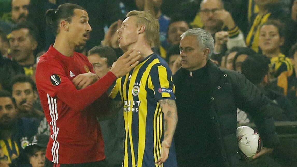 Ibrahimovic prende Kjaer per il collo. Mou prova a dividerli