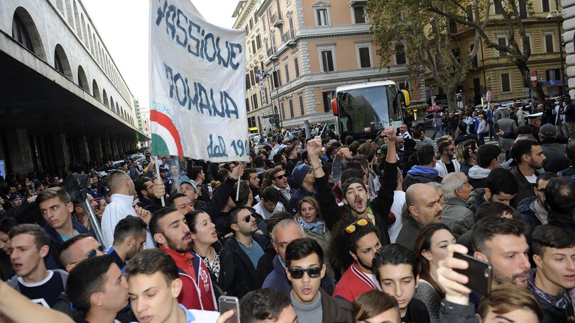 Lazio verso Napoli, a Termini tantissimi tifosi presenti