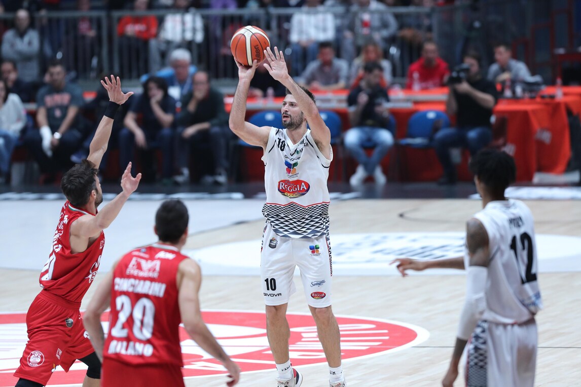 Basket, riscatto EA7 a Torino a 1,23