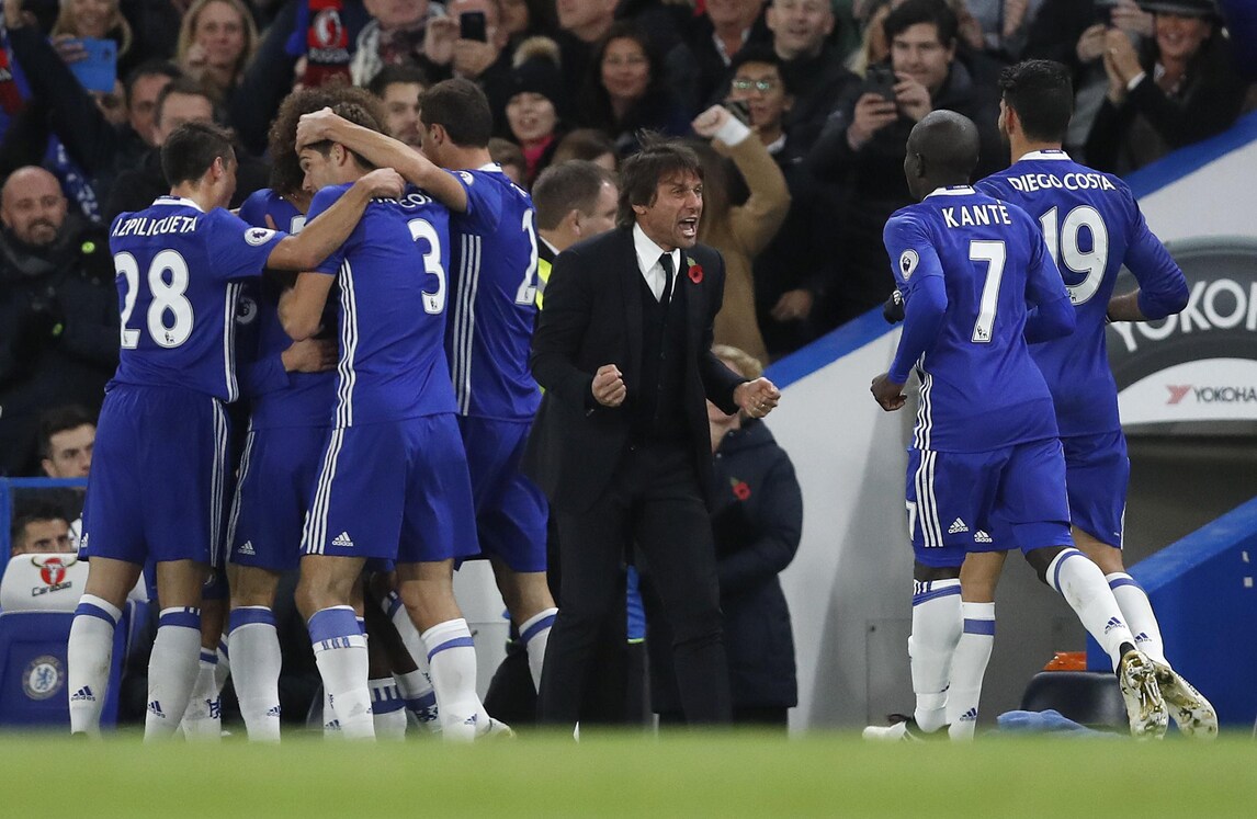 Premier League, Chelsea, 5 gol all'Everton. Conte in testa. De Roon beffa Guardiola
