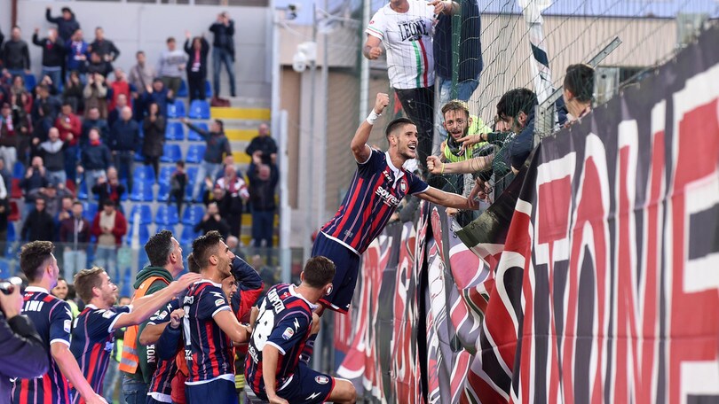 Serie A Crotone, corsa per i lavori in curva