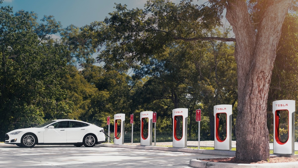 Tesla, i Supercharger saranno a pagamento