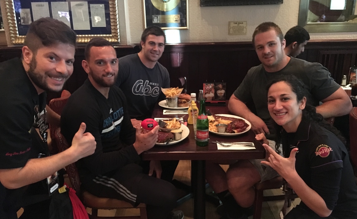 Rugby, sosta all’Hard Rock Cafe Roma per gli All Blacks