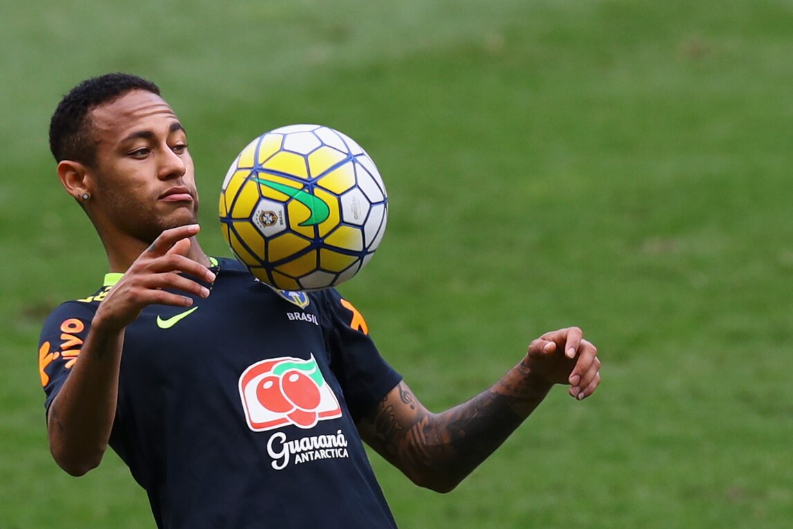 Parla il papà di Neymar: «Chi lo vuole paghi 430 milioni di euro»