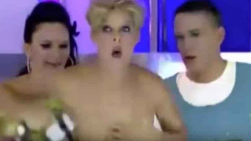 Tania Llasera, il vestito viene giù in diretta tv