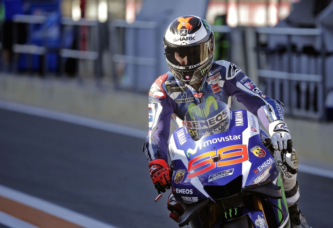 MotoGp, Valencia: Lorenzo in testa nelle seconde libere, Rossi ottavo