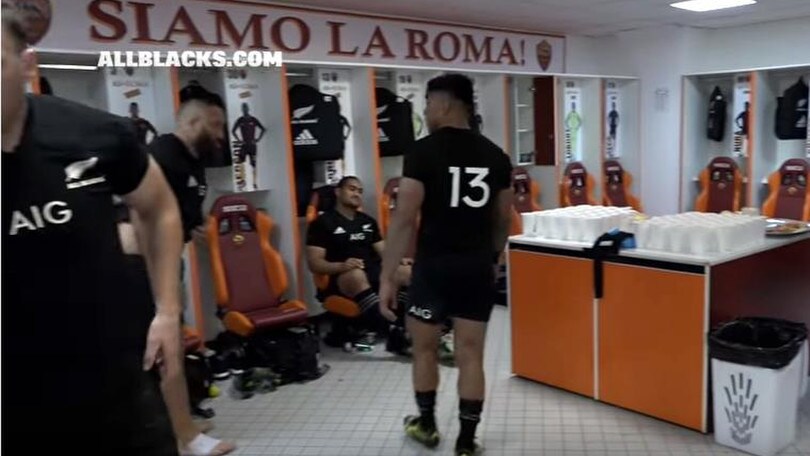 Gli All Blacks negli spogliatoi della Roma