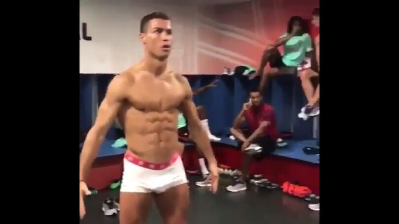 Portogallo, Ronaldo in mutande per la Mannequin Challenge