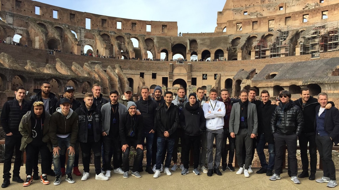 La Germania in visita a Roma: tutti al Colosseo, Klose è la guida