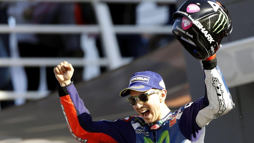 MotoGp, Lorenzo: «È stato un bel regalo per la Yamaha»