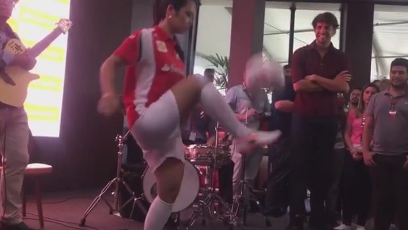 Kakà, guarda come si fa! L'ex Milan stupito dalla freestyler