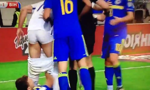 Dzeko espulso: lascia l'avversario in mutande!