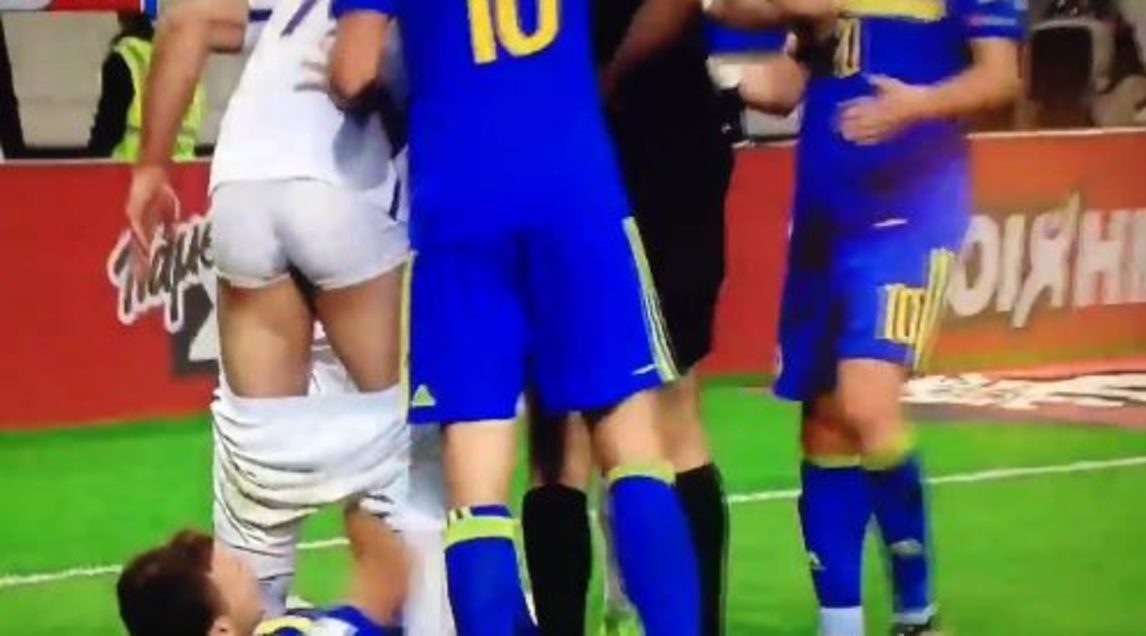 Dzeko espulso: lascia l'avversario in mutande!