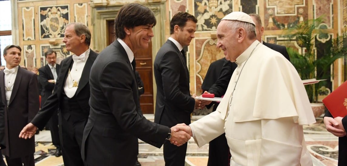 La Germania da Papa Francesco: in regalo la maglia da campione del mondo