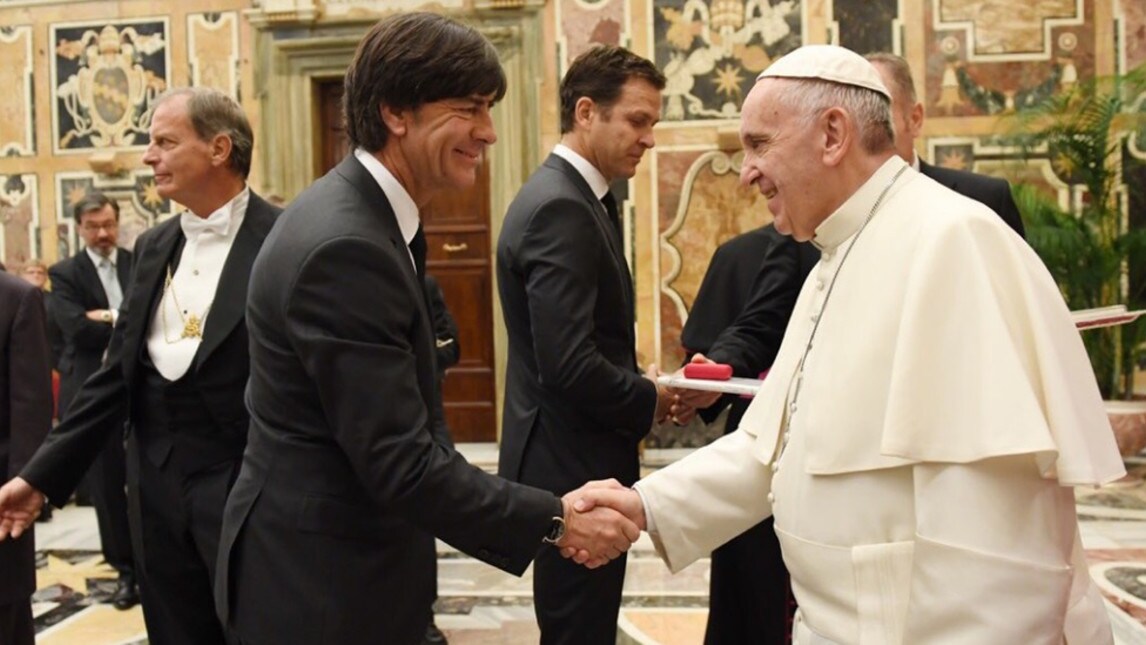 La Germania da Papa Francesco: in regalo la maglia da campione del mondo