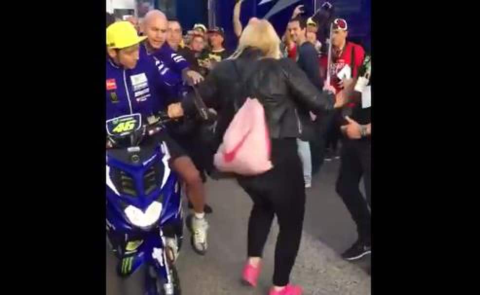 MotoGp, la tifosa scalciata non ci sta: «Denuncerò Rossi»