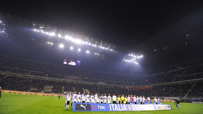 Italia-Germania, fischi all'inno tedesco ma gli azzurri applaudono