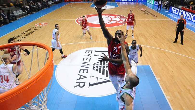 Sanders schianta Bargnani, Milano convince anche in difesa
