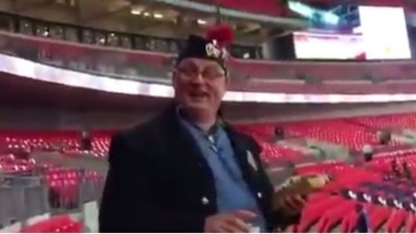 Il tifoso scozzese a Wembley ha grandi problemi di equilibrio...