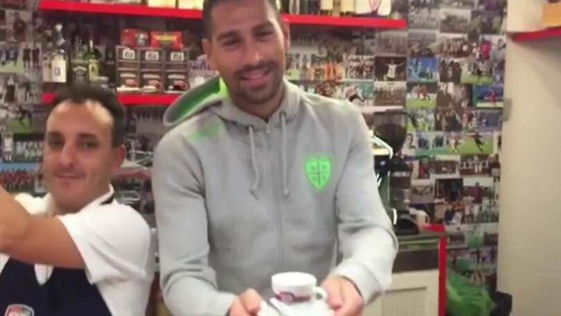 La Mannequin Challenge del Cagliari. Borriello fa il barista