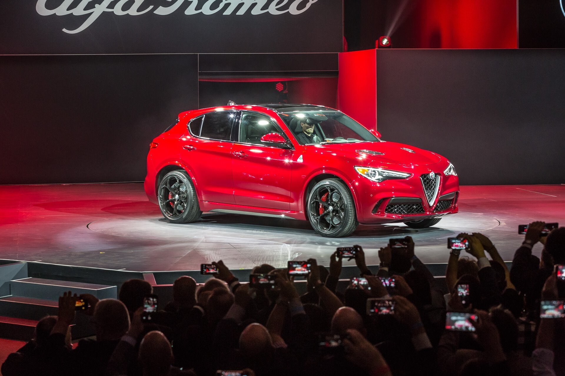 Alfa Romeo - Scalata ai Suv con la Stelvio