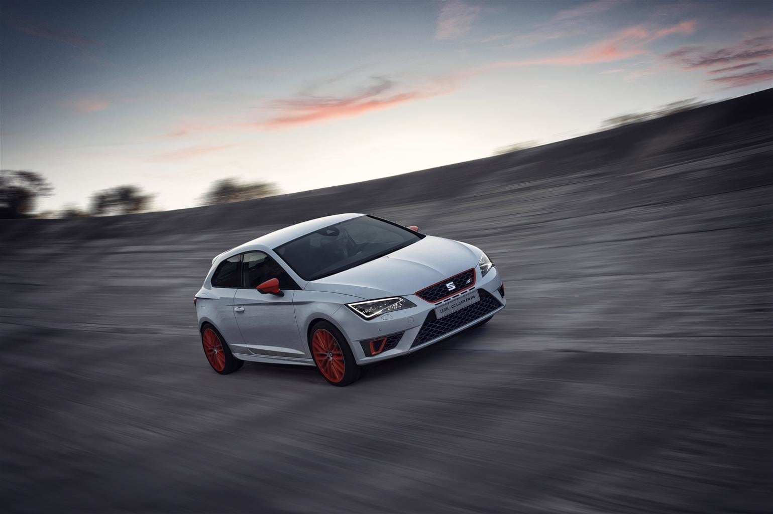 Seat alza il tiro: la nuova Leon Cupra avrà 300 cv