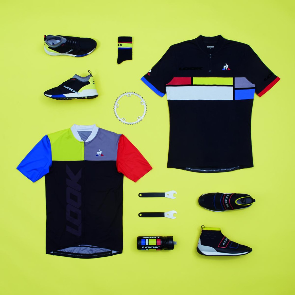 Pedalare in città. Addio al grigio con Le coq Sportif e Look cycle
