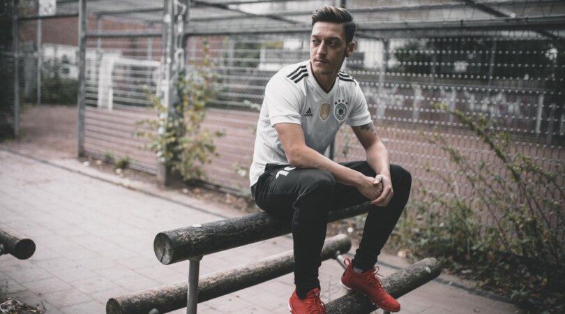 La nuova maglia della Germania per un tuffo nel 1990