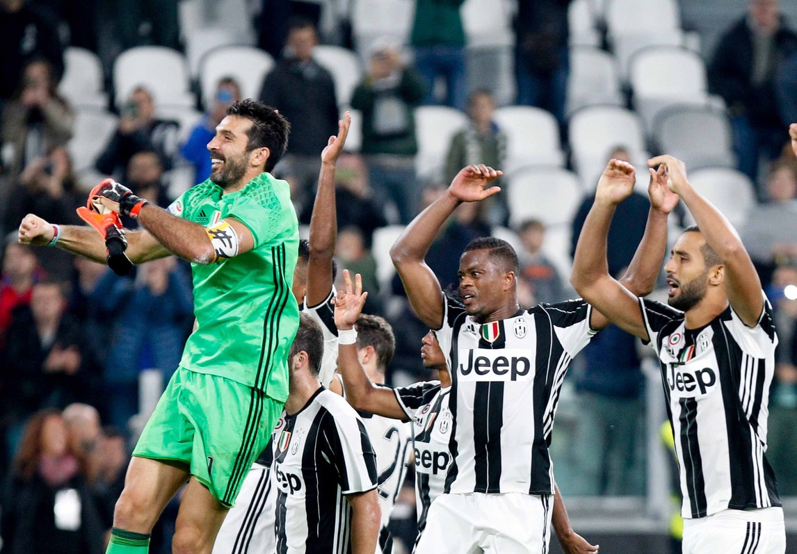 Calcio senza sosta, un mese da impazzire