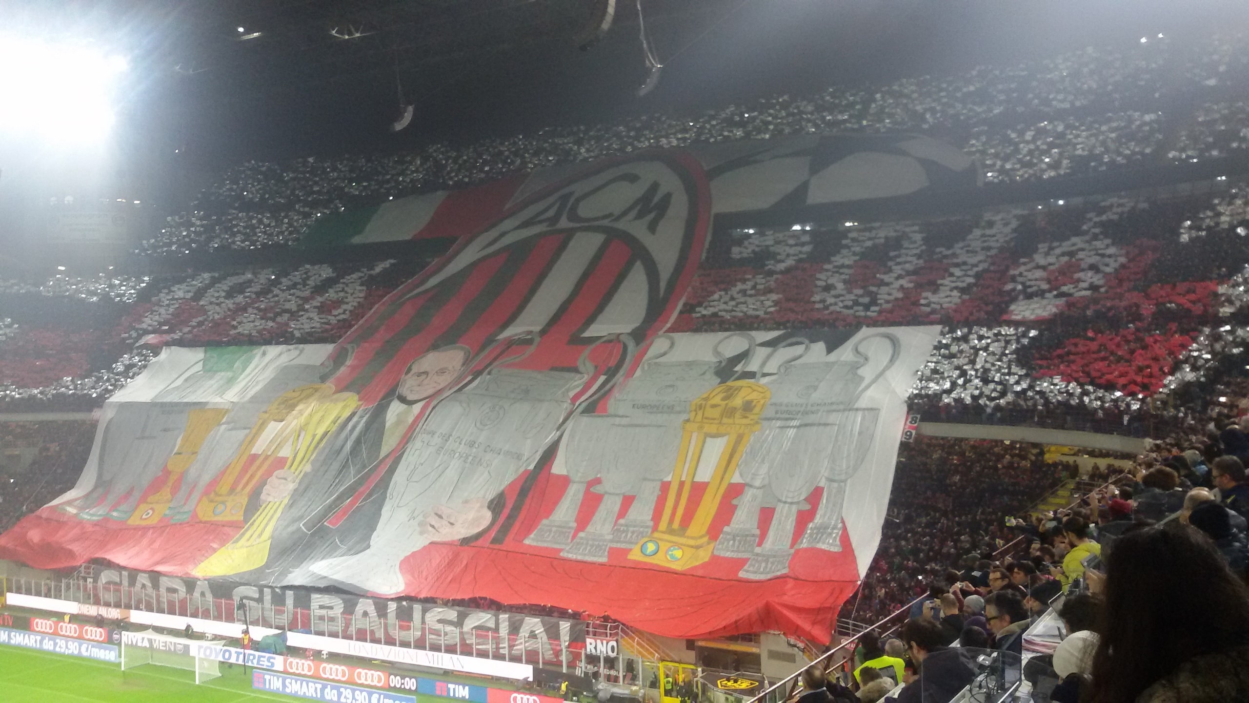 Derby, super coreografia per Berlusconi