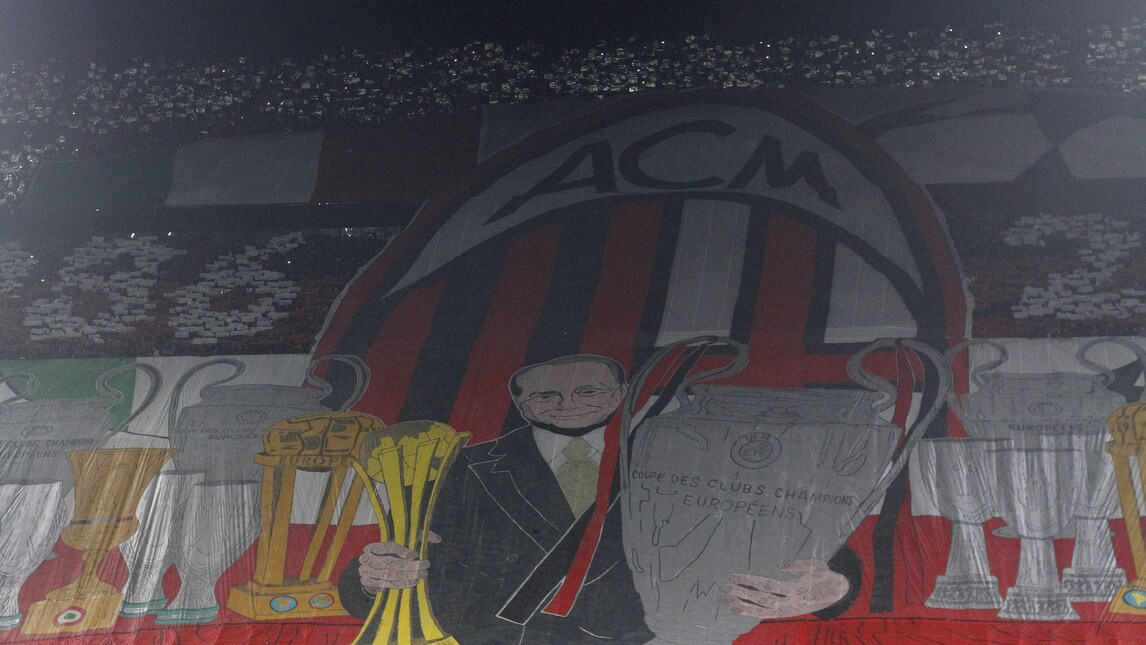 Derby, l'omaggio della curva del Milan a Berlusconi
