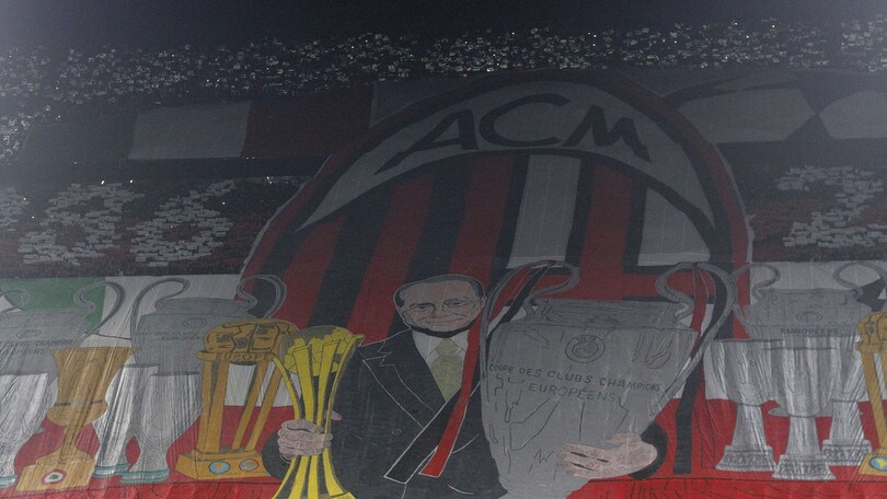 Derby, l'omaggio della curva del Milan a Berlusconi
