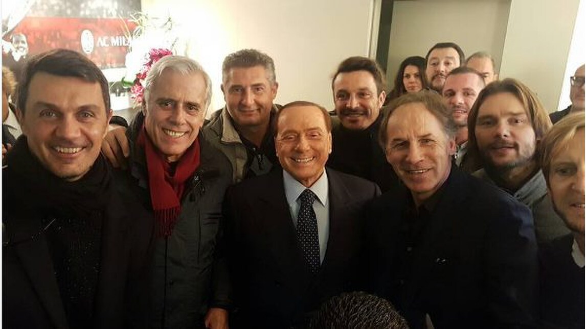 Berlusconi, il selfie con i campioni del Milan prima dell'addio