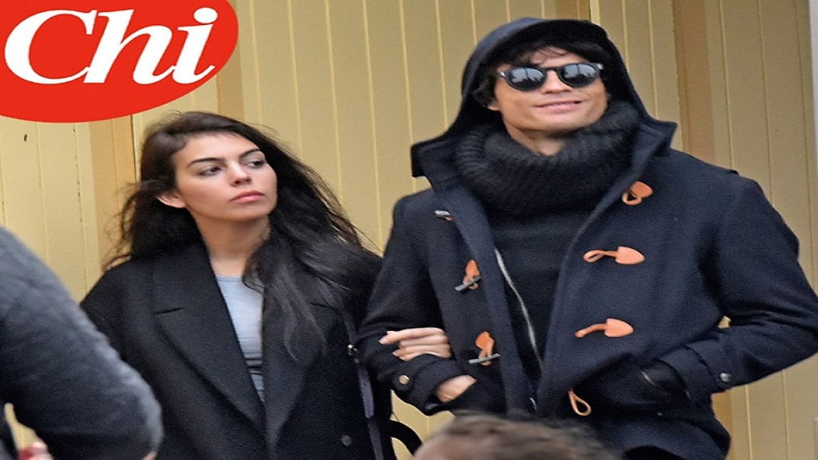 Cristiano Ronaldo a Parigi, in incognito con una donna