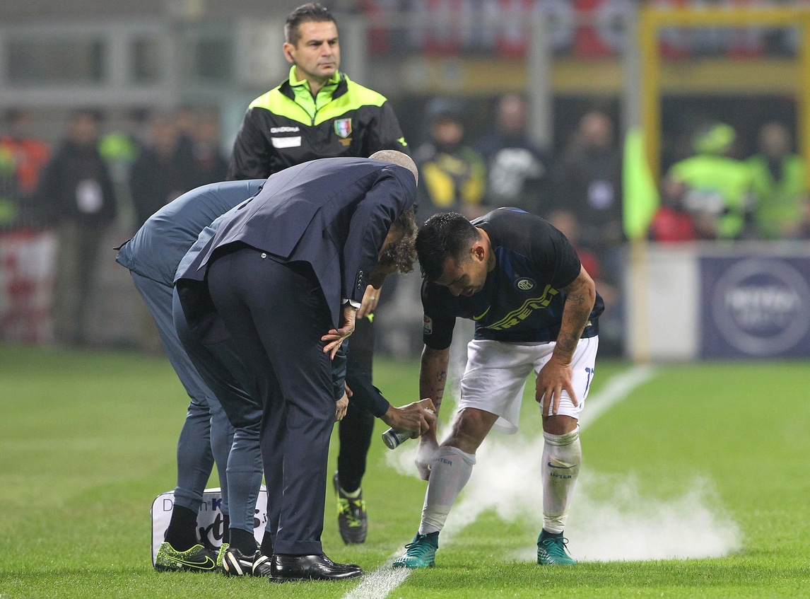 Lesione al menisco per Medel, rischia stop di un mese