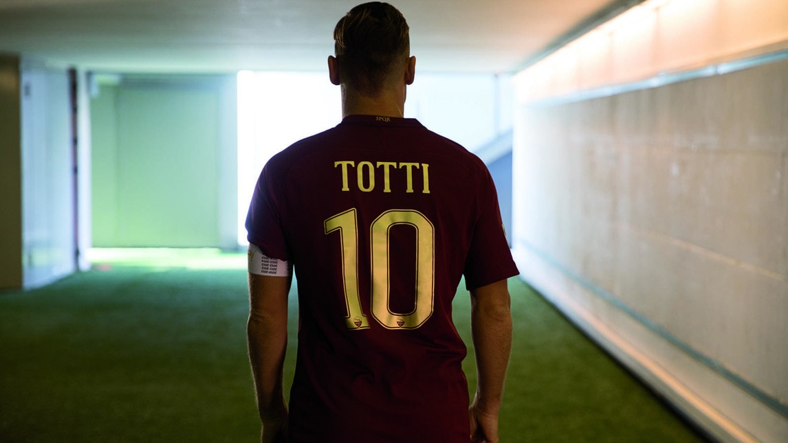 Totti presenta la maglia della Roma per il derby
