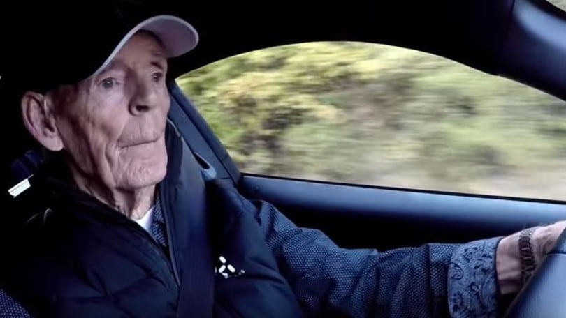 Compra la Mustang V8 a 97 anni: "Voglio ancora divertirmi"