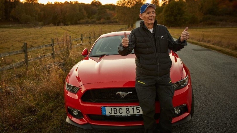 A 97 anni si regala una Ford Mustang V8 da 421 cv