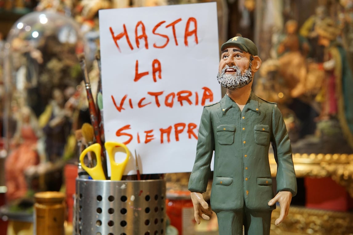E' morto Fidel Castro, a Napoli c'è già la statuetta