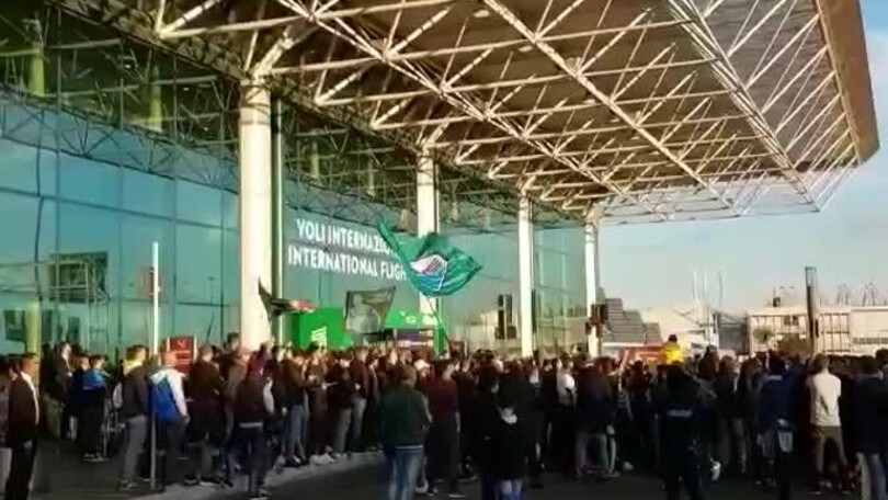 Lazio, la carica dei tifosi a Fiumicino